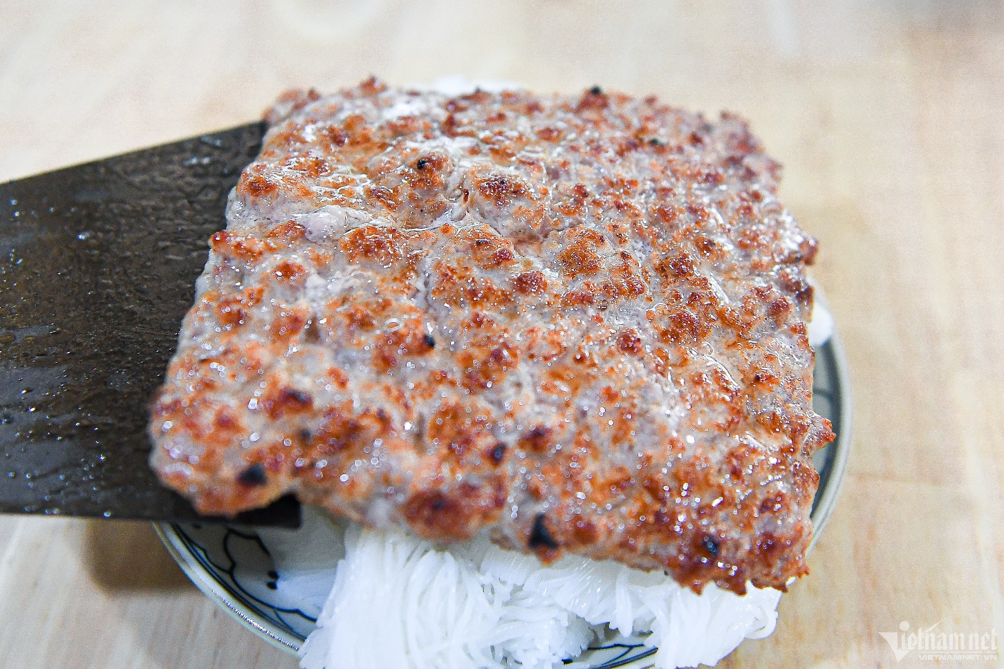 Khách hàng phẫn nộ vì bún chả phục vụ thịt sống tại Hà Nội